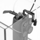 Nahaufnahme eines schwarzen Aquarienfilters mit einem Schlauch und Saugnäpfen, der an einem Glastank montiert ist.