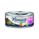 Boîte de nourriture pour chat avec une image d'un chat tigré gris, étiquetée 'Moments à savourer', présentant 'Poulet avec Saumon & Épinards' en allemand et en anglais.