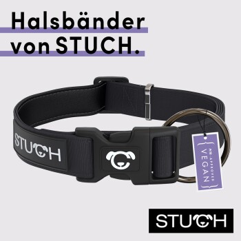 Schwarzes Hundehalsband von STUCH mit einer Schnalle und einem Metallring, ausgestattet mit einem Schild, auf dem steht "PETA APPROVED VEGAN."