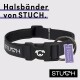 Schwarzes Hundehalsband von STUCH mit einer Schnalle und einem Metallring, ausgestattet mit einem Schild, auf dem steht "PETA APPROVED VEGAN."