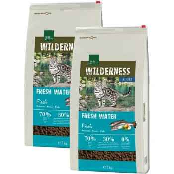 Zwei Beutel "Real Nature Wilderness Adult" Katzenfutter, mit einer Katze an einer Wasserquelle, mit Etiketten, die "70% Fisch, 30% Andere" und "Frisches Wasser" angeben.