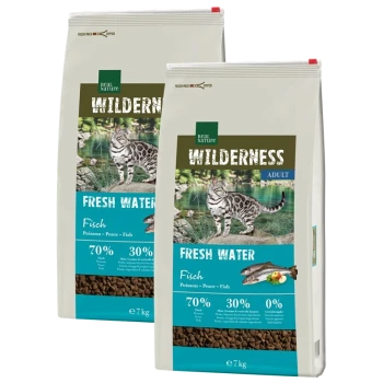 Deux sacs de nourriture pour chats "Real Nature Wilderness Adult", présentant un chat près d'une source d'eau, avec des étiquettes indiquant "70% Poisson, 30% Autre" et "Eau Fraîche."