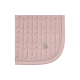 Eine weiche rosa Haustiermatte mit einem gesteppten Zickzackmuster und einem silbernen Logoemblem in der Ecke.