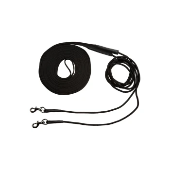 Schwarze Hundetraining-Leine, ordentlich aufgerollt, mit zwei Metallclips an den Enden zum Befestigen an einem Halsband oder Geschirr.