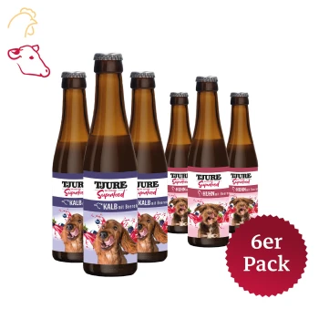 Superfood Huhn mit Beeren & Kalb mit Beeren Sechs Flaschen TJURE Superfood für Hunde, mit den Geschmacksrichtungen "Kalb mit Beeren" und "Huhn mit Beeren," mit verspielten Hundebildern auf den Etiketten.