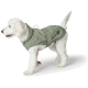 Ein flauschiger weißer Hund trägt einen grünen wasserdichten Regenmantel, steht vor einem weißen Hintergrund, mit einem Logo-Patch auf dem Mantel.