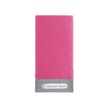 Ein rosa Haustierhandtuch mit einem grauen Boden, das das Logo "Doctor Bark" in weißem Text zeigt.