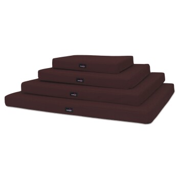 Vier gestapelte Haustierbetten in einem satten Braunton, mit einem Logoanhänger auf jedem Bett, die verschiedene Größen zeigen.