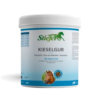 Behälter mit Stiefel Kieselgur für Pferde, mit einem Pferdebild, mit dem Text, der angibt, dass es Zink und Vitamin B-Komplex enthält.