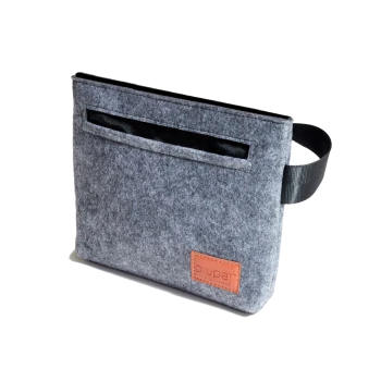 Graue Filz-Haustierzubehör-Tasche mit einer schwarzen Netztasche und einem Lederetikett, das 'piupet' liest.