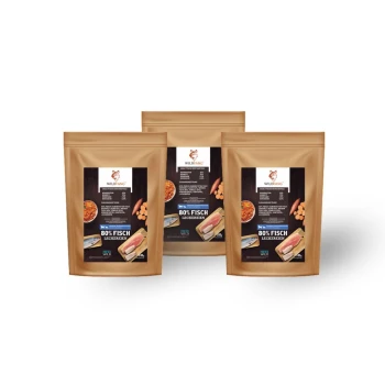 Drei Beutel Hundeleckerlis mit der Aufschrift '80% Fisch Leckerli' von der Marke Wildfang, mit Bildern von Fischen und Nährwertinformationen.