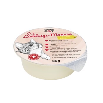 Katzenfutter-Mousse in einer Tasse mit dem Etikett 'Lieblings-Mousse Poulet' und einer Zeichnung einer Katze, die einen hohen Fleischanteil und glutenfrei hervorhebt.