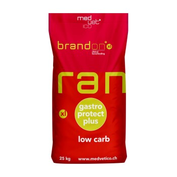 Rote Tüte mit Pferdefutter, beschriftet mit "brandon xl" und "gastro protect plus" sowie "low carb" deutlich sichtbar, 25 kg.