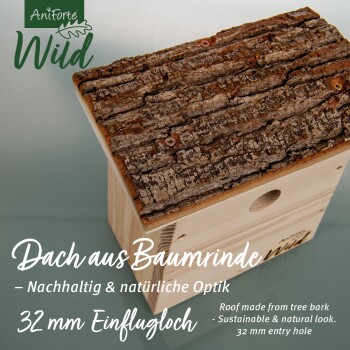 Holz-Vogelhaus mit einem strukturierten Baumrinde-Dach, mit einem 32 mm Eingang und Text, der sein nachhaltiges Design hervorhebt.
