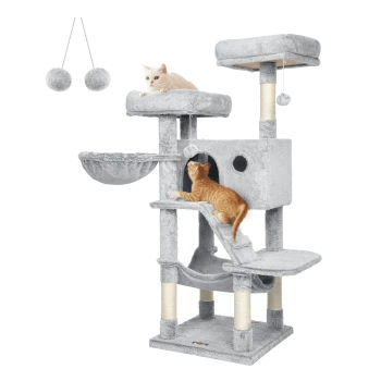 Zwei Katzen, eine weiße, die auf einer oberen Plattform ruht, und eine orangefarbene, die eine untere Ebene erkundet, auf einem plüschigen grauen Katzenbaum mit hängenden Spielzeugen.