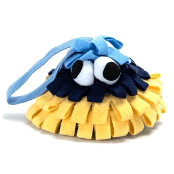 Ein farbenfrohes, plüschiges Haustierspielzeug in Form eines Meereslebewesens, mit gelbem und blauem Stoff, großen weißen Augen und einem blauen Riemen.