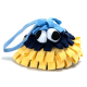 Ein farbenfrohes, plüschiges Haustierspielzeug in Form eines Meereslebewesens, mit gelbem und blauem Stoff, großen weißen Augen und einem blauen Riemen.