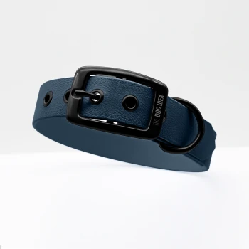 Biothane Halsband Navy Schwarz XXL Ein stilvolles blaues Hundehalsband mit einer schwarzen Schnalle und einem Metallring, mit dem eingeprägten Text "THE DOG IDEA" auf dem Riemen.