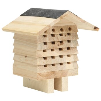 Holzinsektenhotel mit schrägem Dach, mit mehreren Löchern und Fächern für einsame Bienen und nützliche Insekten.