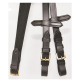 Schwarze Leder-Haustiergeschirrriemen mit goldenen Schnallen und einem strukturierten schwarzen Stoffriemen, ordentlich auf einem weißen Hintergrund angeordnet.