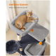 Orange getigerte Katze liegt auf der obersten Ebene eines mehrstufigen grauen Kratzbaums mit hängenden orangen Bällen. Text auf Deutsch.