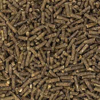 Nahaufnahme von dunkelbraunen Haustierfutterpellets, die ihre zylindrische Form und strukturierte Oberfläche zeigen, ideal für kleine Tiere.