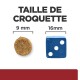 Image comparant les tailles de croquettes pour animaux : une croquette ronde de 9 mm à côté d'un dé bleu de 16 mm, avec le texte "TAILLE DE CROQUETTE" au-dessus.
