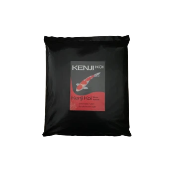 Schwarze Verpackung des Kenji Koi Wasserbalance-Produkts mit einer Koi-Fisch-Illustration und Text auf Deutsch, der anzeigt, dass es sich um ein Ergänzungsmittel für Koi handelt.
