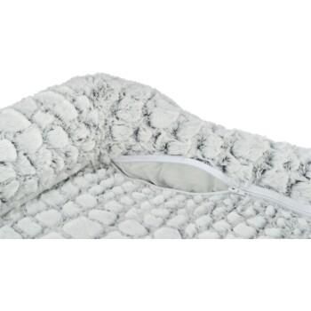 Weiches, plüschiges Haustierbett in hellgrau mit einer strukturierten Oberfläche und einem Reißverschluss, der ein abnehmbares Innenkissen offenbart.