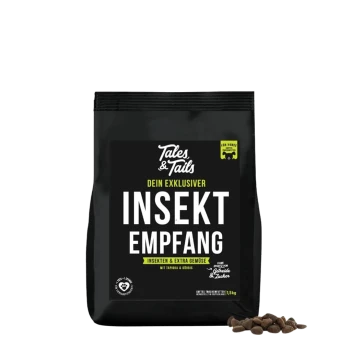 Black Tales & Tails Sack mit der Aufschrift ‚DEIN EXKLUSIVER INSEKT EMPFANG‘, ‚Insekten & extra Gemüse‘ und einem Haufen Trockenfutter.