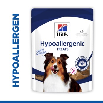 Hill's Hypoallergene Leckerlis Verpackung mit einem glücklichen Hund, der sich die Lippen leckt, gekennzeichnet mit 'Knusprig & Lecker', entworfen für Hunde mit Nahrungsmittelunverträglichkeiten.