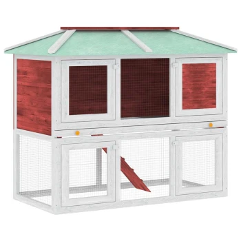 Zwei-stöckiger Holzkaninchenstall mit grünem Dach, roten und weißen Paneelen sowie Drahtgittertüren zur Belüftung.