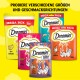 Kolorowe przysmaki Dreamies dla kotów w smakach serowym, łososiowym i kurczakowym na żółtym tle z tekstem promującym różnorodność.