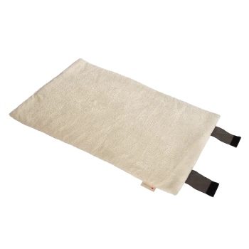 Beige rechteckige Haustiermatte mit Frottee-Struktur, zwei dunkelgrauen Klettverschlüssen und kleinem Stoffetikett auf weißem Hintergrund.