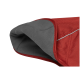 Rote Haustierjacke mit einem grauen Fleece-Futter, mit einer glatten Textur und einem reflektierenden Rand entlang der Kante.