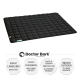 Schwarze Haustiermatte mit gestepptem Design, beschriftet mit "Doctor Bark", mit Text über Haltbarkeit, Hygiene und Waschbarkeit bis zu 95°C.