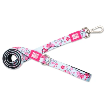 Hundeleine mit Blumenmuster und pinken Blumen, Metallclip und „Max & Molly“ Logo-Tags auf weißem Hintergrund.