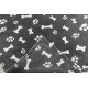 Grau Fleece-Decke mit einem Muster aus weißen Hundeknochen und Pfotenabdrücken, mit einem Etikett in der Ecke.