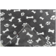 Couverture en polaire grise avec un motif d'os de chien blancs et d'empreintes de pattes, avec une étiquette dans le coin.