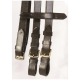 Drei Haustierhalsbänder, die vor einem weißen Hintergrund ausgestellt sind, mit zwei braunen Lederhalsbändern mit Schnallen und einem Stoffhalsband.