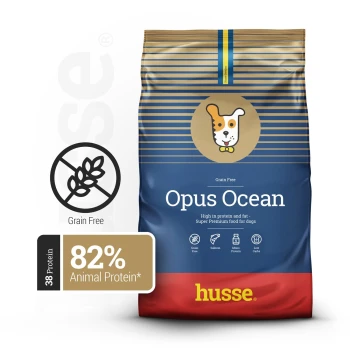 Hundefuttertüte mit der Aufschrift "Opus Ocean" von Husse, mit einem symbol für getreidefrei, 82% tierisches Protein und Ansprüchen an hohen Protein- und Fettgehalt.