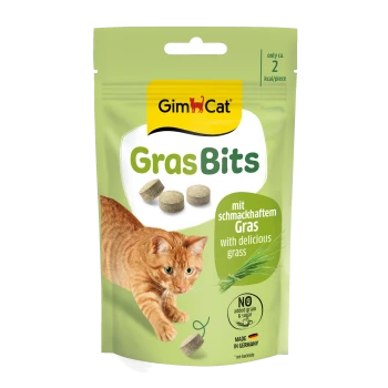 GimCat GrasBits grüne Tüte Katzensnacks, Abbildung einer orangefarbenen Katze und drei runde Tabletten, Text 'mit leckerem Gras'.