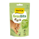 GimCat GrasBits grüne Tüte Katzensnacks, Abbildung einer orangefarbenen Katze und drei runde Tabletten, Text 'mit leckerem Gras'.