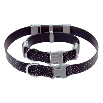 Schwarzes Hundehalsband mit weißen Sprenkeln, mit silbernen Schnallen und einem Metall-D-Ring, beschriftet mit 'RUFFWEAR.'