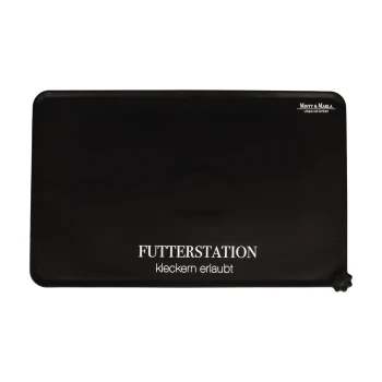 Schwarze Haustierfütterungsmatte mit dem Text "FUTTERSTATION kleckern erlaubt" in Weiß, entworfen, um Verschüttungen während der Fütterung aufzufangen.