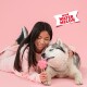 Eine Person in einem pinken Outfit liegt auf einem pinken Hintergrund mit einem sibirischen Husky und hält ein pinkes, pfotenförmiges Eis, das mit "WOW WATER MELON" beschriftet ist.