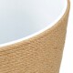 Eine Nahaufnahme einer runden Futterschüssel für Haustiere mit einem weißen Inneren und einem strukturierten natürlichen Jute-Außen.