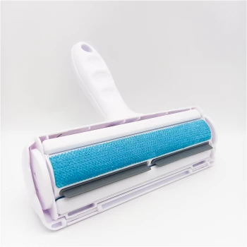 Ein Haustierhaareentferner mit einem weißen Griff und einer blauen Kleberolle, entworfen zum Reinigen von Tierhaaren von Oberflächen.