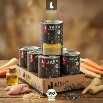LIEBESGUT Dosenfutter (Bio-Huhn) in Marken-Tray, "BIO" Aufkleber sichtbar, umgeben von Hühnerstücken, Öl, Karotten und Pastinaken.