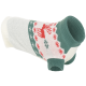 Weißer gestrickter Hundepullover mit grün geripptem Hals und Bündchen, rotem Rentier- und Schneeflockenmuster.